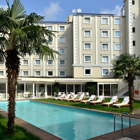 Holiday Inn Istanbul City By Ihg Bagian luar foto The hotel's swimming pool