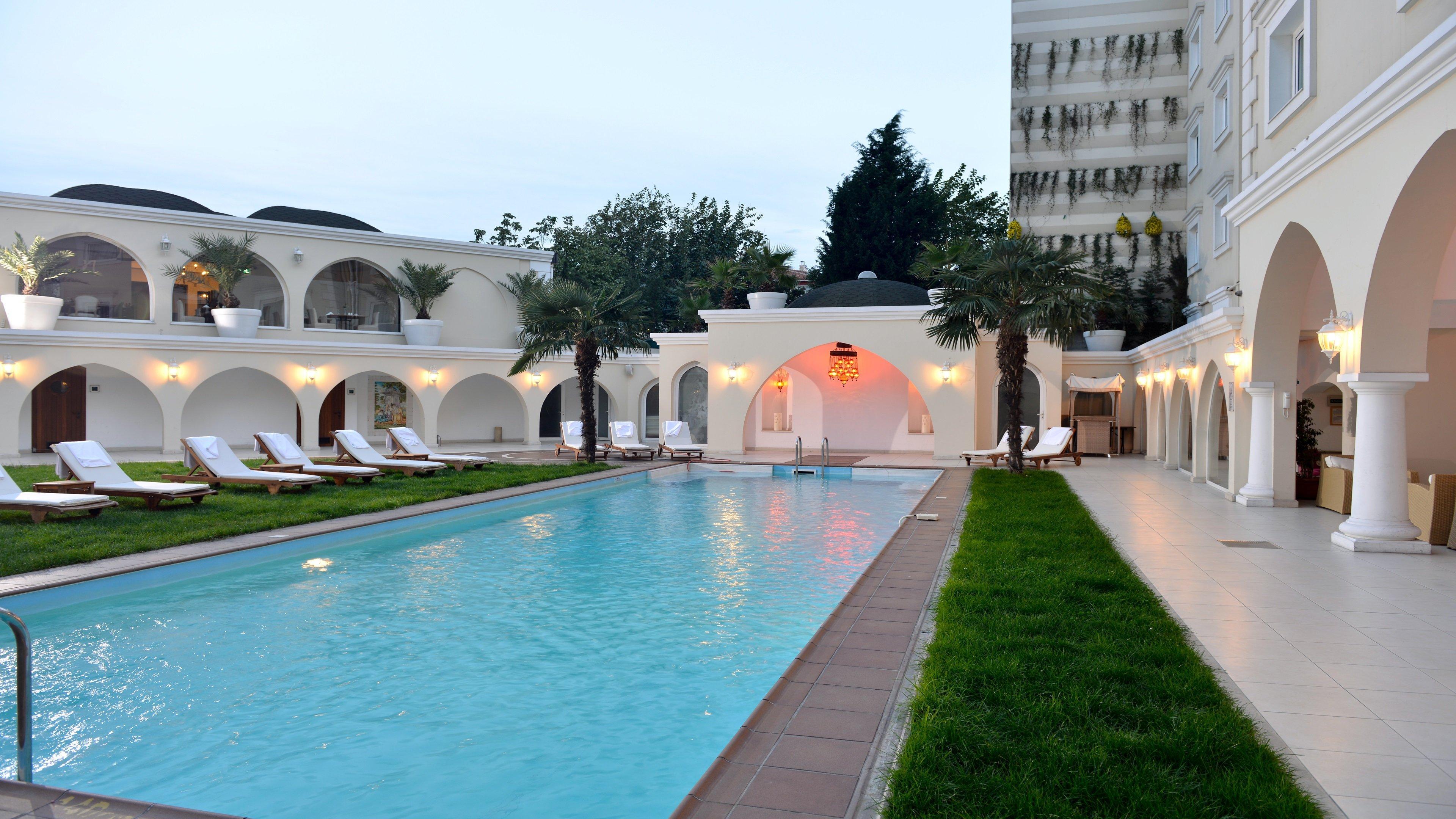 Holiday Inn Istanbul City By Ihg Bagian luar foto The pool at the hotel