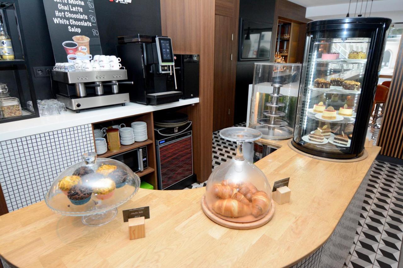 Holiday Inn Istanbul City By Ihg Bagian luar foto The interior of a typical Starbucks