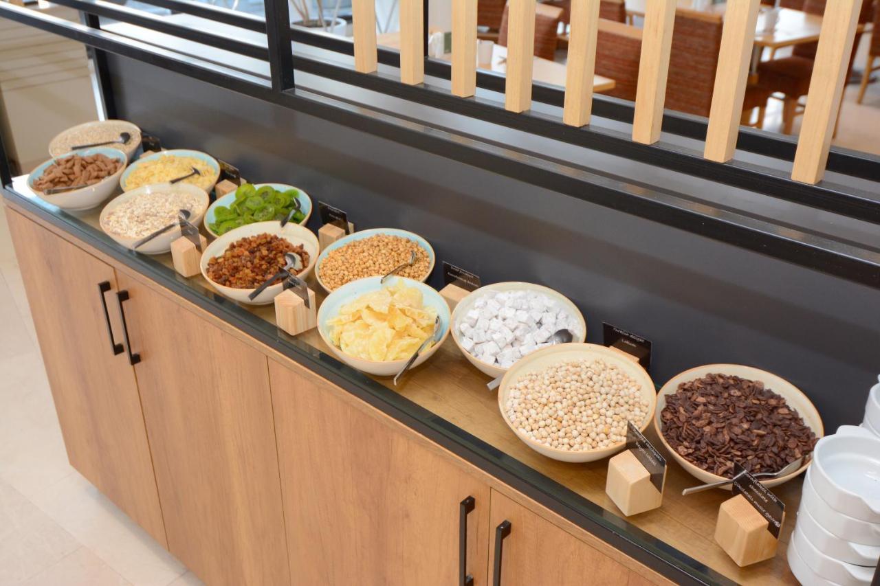 Holiday Inn Istanbul City By Ihg Bagian luar foto A selection of cereals at a breakfast buffet