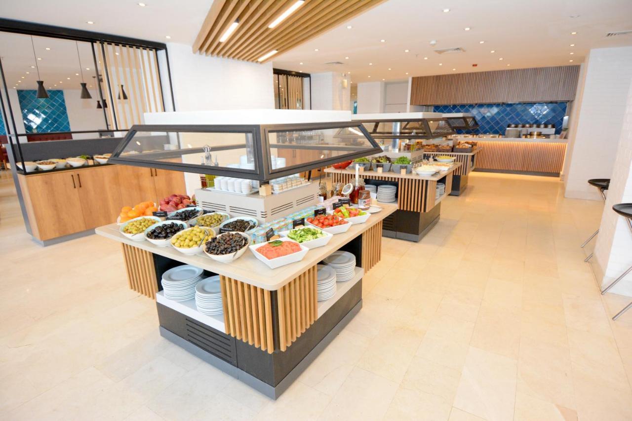 Holiday Inn Istanbul City By Ihg Bagian luar foto The buffet at the lounge