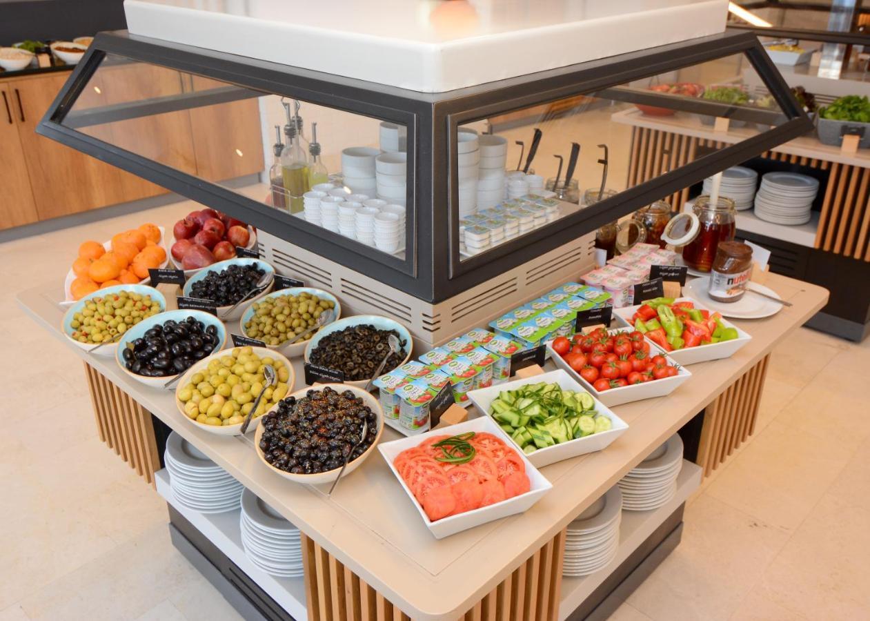 Holiday Inn Istanbul City By Ihg Bagian luar foto A salad bar