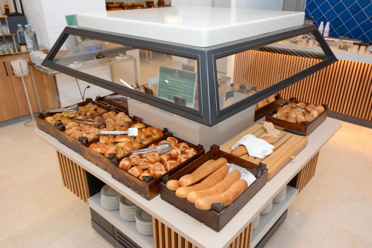 Holiday Inn Istanbul City By Ihg Bagian luar foto A display case with baked goods