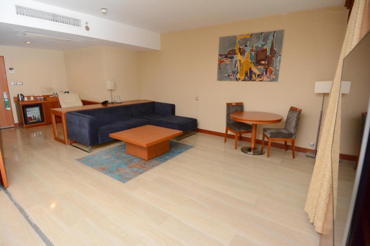 Holiday Inn Istanbul City By Ihg Bagian luar foto A living room in a hotel