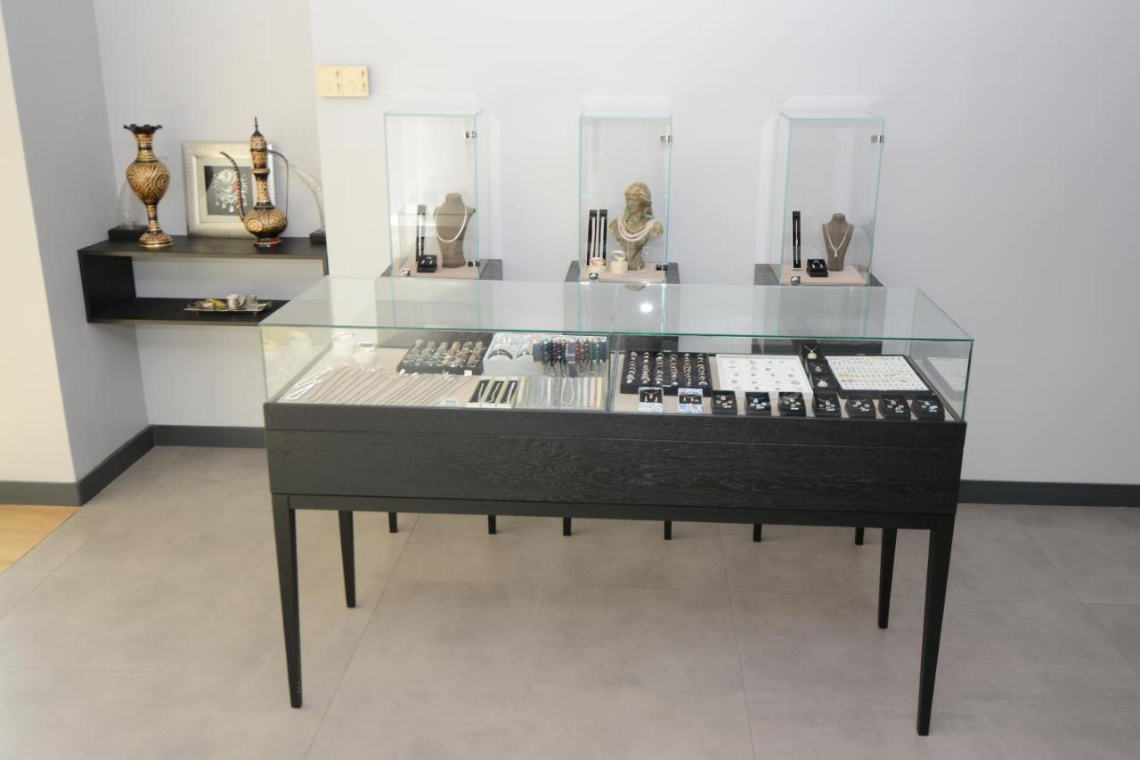 Holiday Inn Istanbul City By Ihg Bagian luar foto A jewellery display case