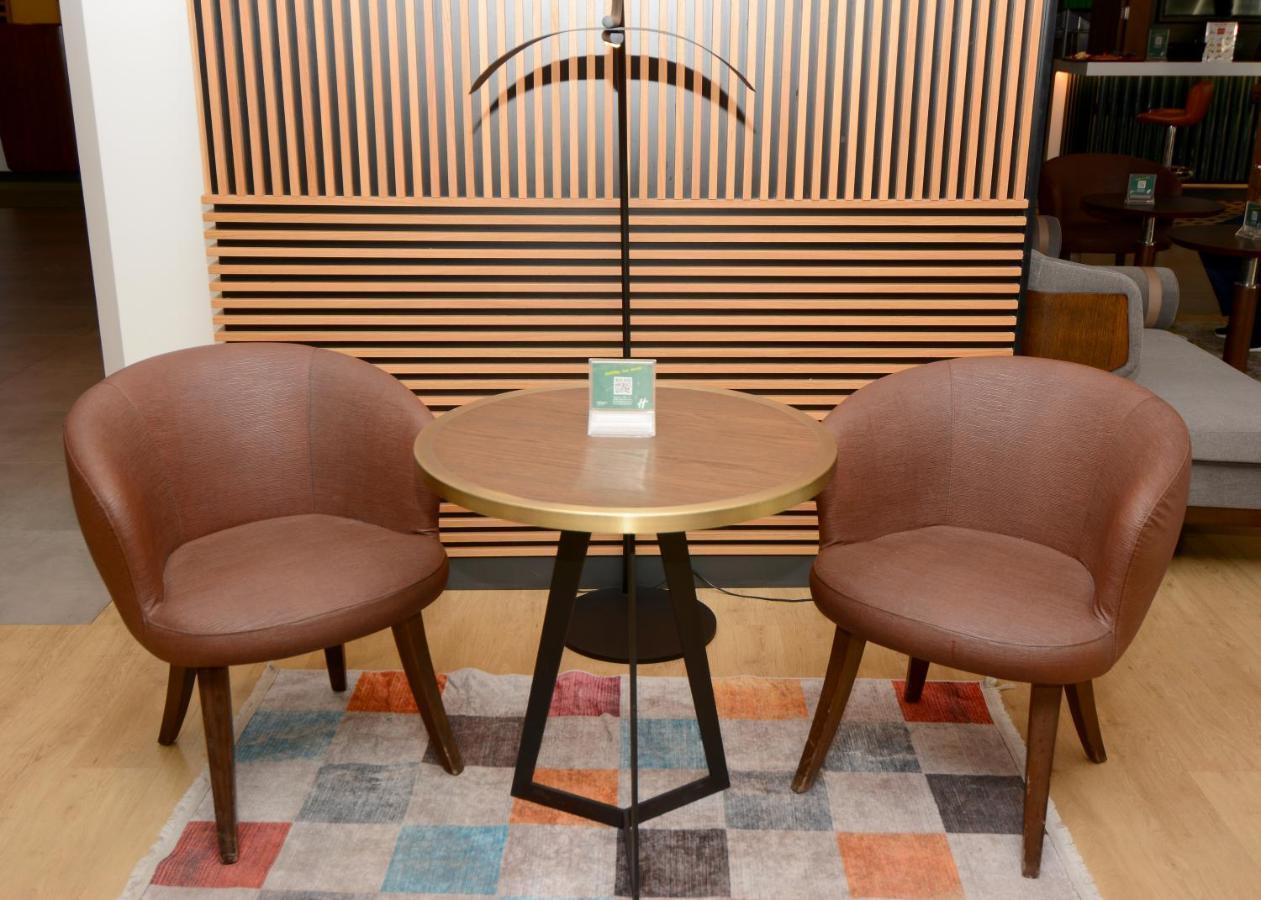 Holiday Inn Istanbul City By Ihg Bagian luar foto A pair of chairs and a table