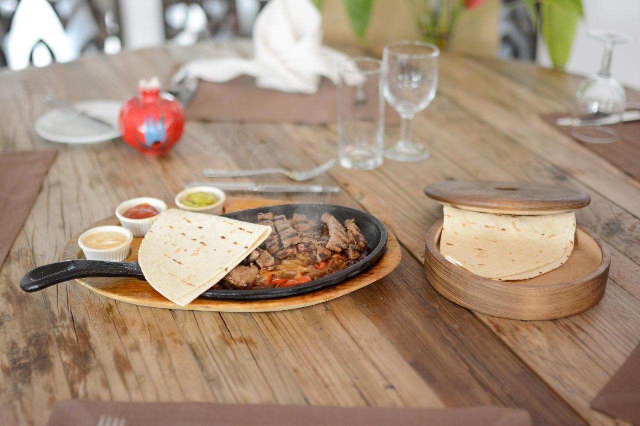 Holiday Inn Istanbul City By Ihg Bagian luar foto A steak fajita