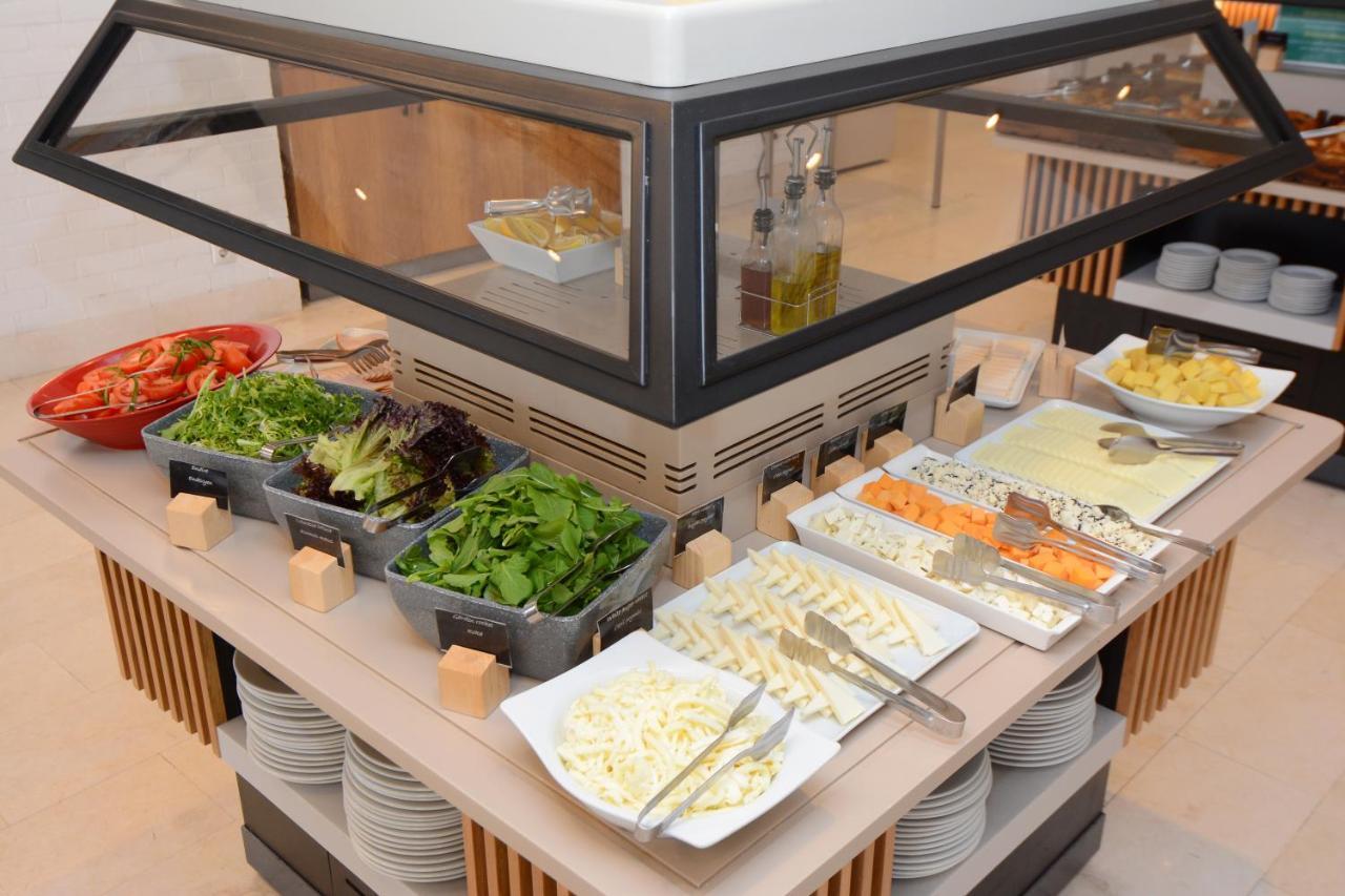 Holiday Inn Istanbul City By Ihg Bagian luar foto A salad bar