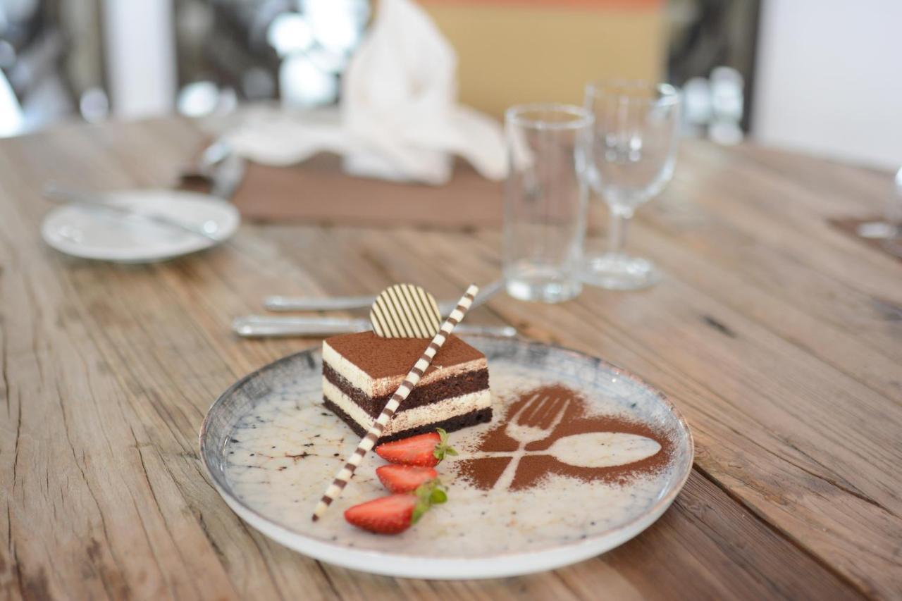 Holiday Inn Istanbul City By Ihg Bagian luar foto A piece of tiramisu