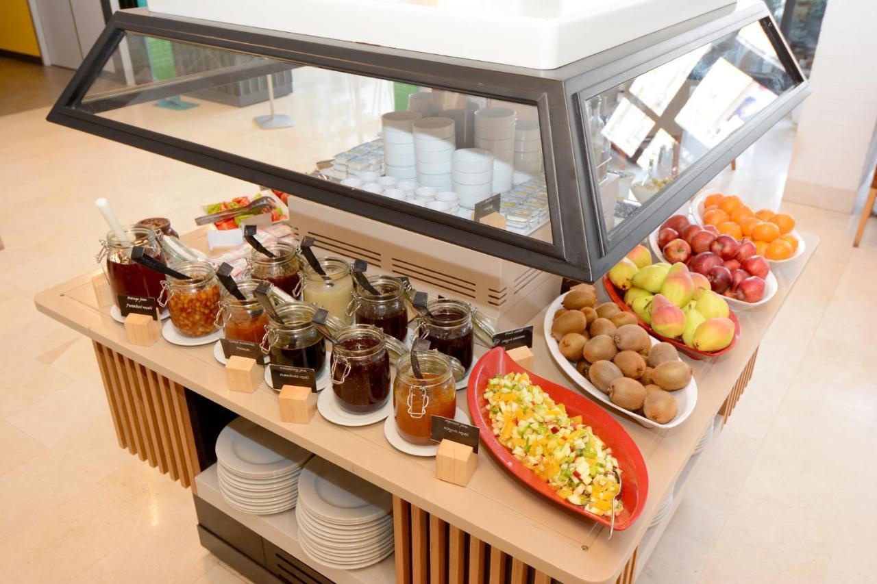 Holiday Inn Istanbul City By Ihg Bagian luar foto A display case with food