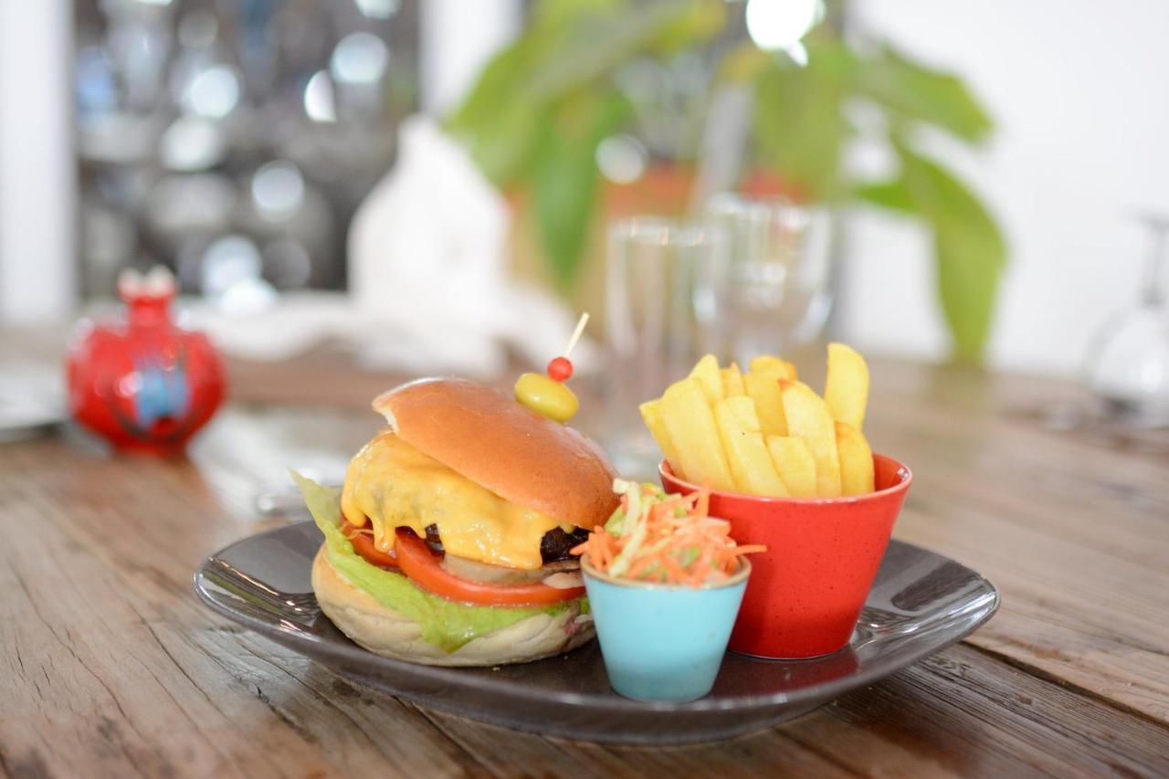 Holiday Inn Istanbul City By Ihg Bagian luar foto A cheeseburger with chips and coleslaw