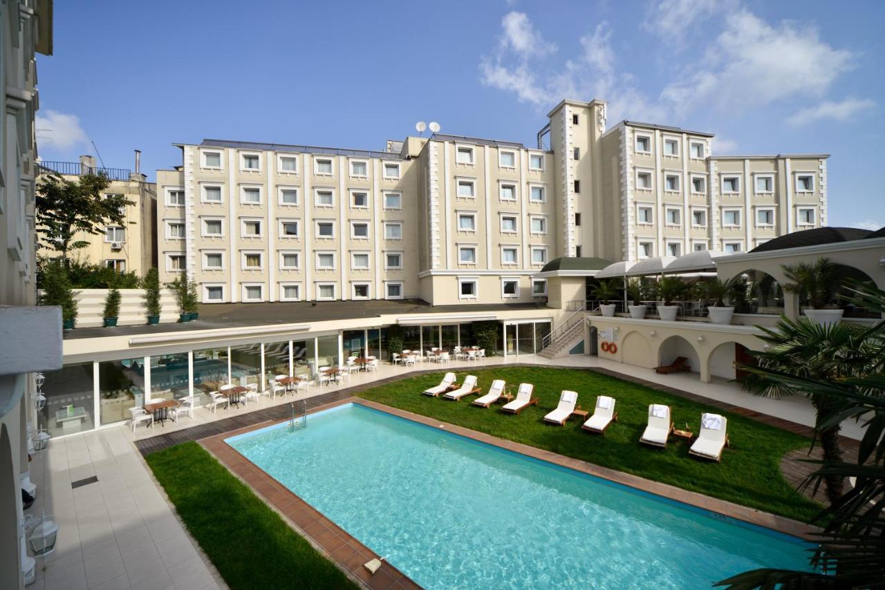 Holiday Inn Istanbul City By Ihg Bagian luar foto The hotel's swimming pool